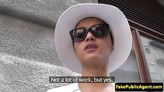 Aella Rae med igranjem s svojo najljubšo seks igračo stoka od užitka - 2022-02-22 23:44:56