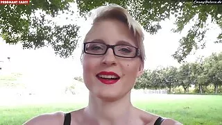 Seksi ženska širi noge - 2022-02-24 15:45:22