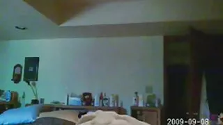 Pobeljeni honnie se širi po njenem hrbtu - 2022-03-21 03:35:17